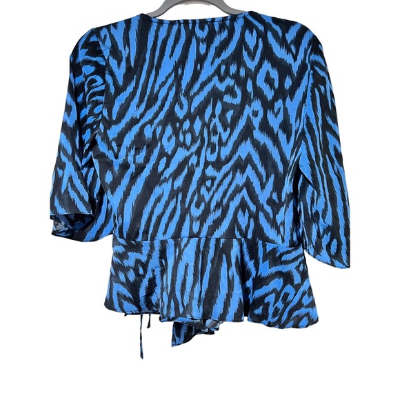 Gigi Parker Flutter Sleeve Wrap Top Blue and Black‎ animal print Size Small - Picture 3 of 8